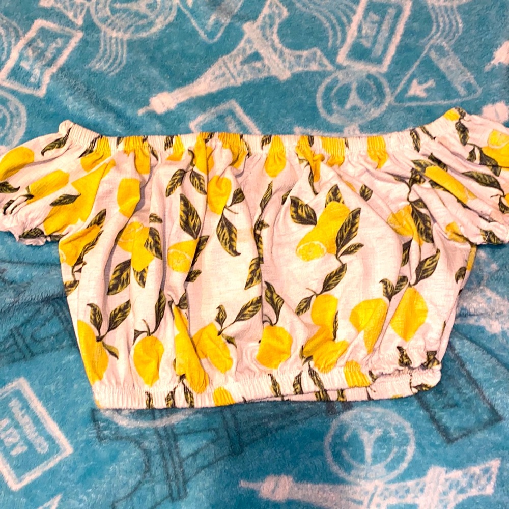 It’s from Primark a lemon crop top